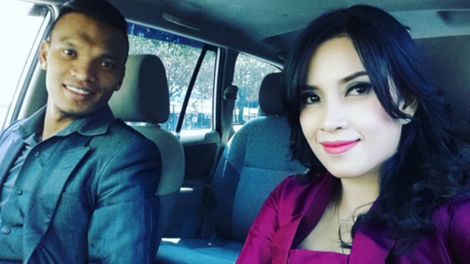 Aghie Veronicca bersama sang suami, Ferdinand Sinaga, penyerang PSM Makassar. Copyright: &copy; @aghieveronicca